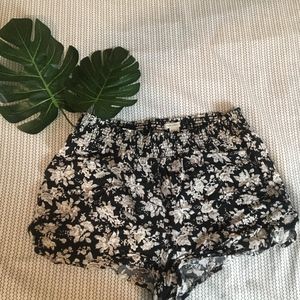 Black and White Floral Fabric Elastic Shorts